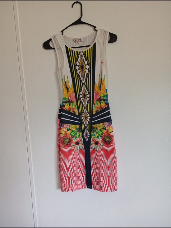 Madrag Dresses & Skirts - Sleeveless Multicolor Geo-Floral Midi Dress in White and Red Sz. M